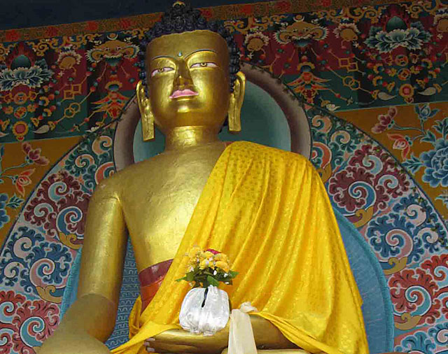 Buddha-Statue im Klostergarten